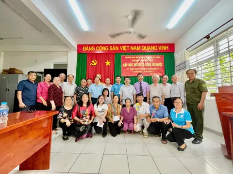 Khu phố 42 tổ chức gặp mặt, thăm hỏi và tặng quà tri ân người có công với cách mạng.