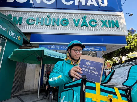Green SM và Long Châu triển khai giao hàng bằng xe máy điện tại hơn 1.500 nhà thuốc