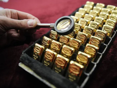 Giá vàng hôm nay 'lạc nhịp', 'cá mập' kiên trì ôm hàng, chuyên gia không còn lạc quan