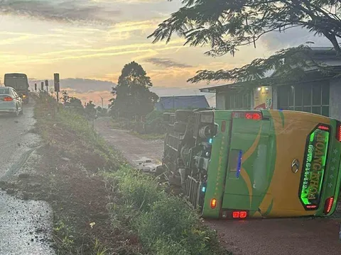 Xe khách chở 46 người gặp tai nạn, bị lật ở Đắk Lắk