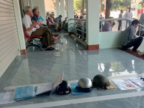 Người dân dùng mũ bảo hiểm, gạch đá 'đặt chỗ' nộp hồ sơ: Chủ tịch xã nói gì?