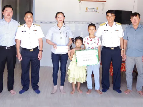 Lữ đoàn 685 Hải quân thăm, tặng quà con ngư dân đỡ đầu trước thềm năm học mới