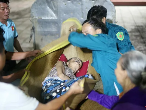 Trĩu lòng nơi sơ tán: Đêm không ngủ của người dân vùng tâm bão số 5