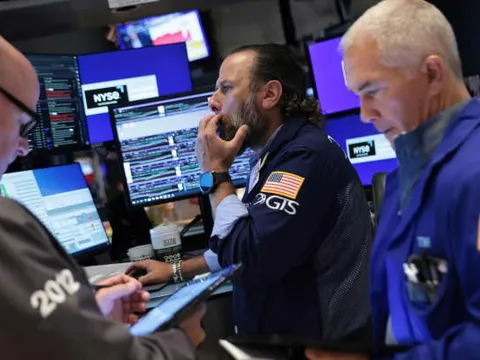 Phố Wall khởi sắc bất chấp thông tin ông Trump sa thải Thống đốc Fed