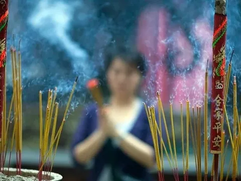 Thắp nhang trong nhà – thói quen tâm linh tiềm ẩn nhiều nguy hại sức khỏe