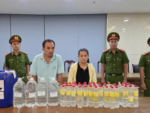 Pha axit pha với nước giếng làm giấm giả, cặp vợ chồng ở Đà Nẵng bị bắt