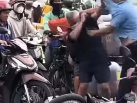 Vụ người đàn ông lớn tuổi bị đánh liên tiếp ở ngã tư: Công an mời tài xế ô tô lên làm việc