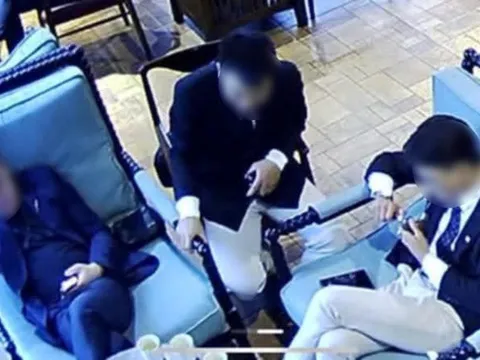 Bị nhắc không hút thuốc lá, nam khách hàng hành hung nhân viên thu ngân quán cà phê