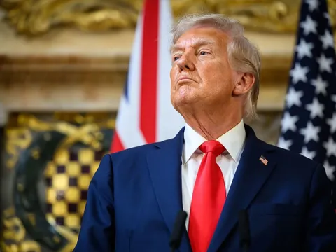 Ông Trump dựng “tường lửa” bảo vệ lao động Mỹ, tung “thẻ vàng” cho giới siêu giàu