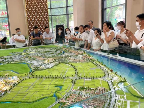 Ngân hàng ồ ạt cho vay bất động sản, chuyên gia chỉ rõ hệ lụy tiềm ẩn