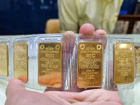 Mua vàng trên 20 triệu phải chuyển khoản: Người dân có ngại ngần?