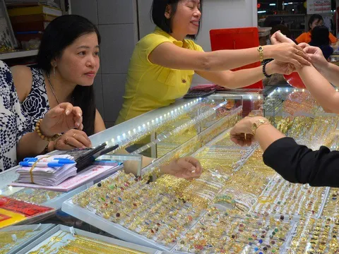 Giá vàng hôm nay, 3-10: Ồ ạt bán tháo