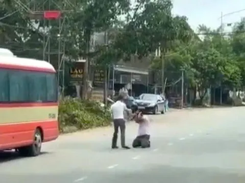 Vụ tài xế xe buýt bị bắt quỳ, đánh dã man ở Nghệ An: Tạm giữ hình sự đối tượng hành hung