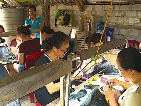 Ở xã mới này của Hà Tĩnh, chị em phụ nữ ngồi nhà làm "đồ giả" bán hàng thật, thu "tiền tươi"