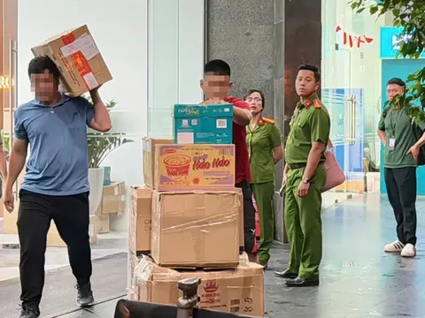 Công an huy động xe tải chở nhiều thùng tài liệu từ công ty của Shark Bình