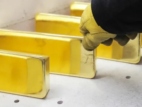 Giá vàng hôm nay 16/10/2025 “phi nước đại”, vượt 4.200 USD/ounce – Việt Nam xem xét thí điểm sàn giao dịch vàng