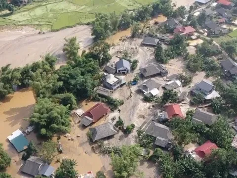 'Mỏ vàng' trôi vào bản sau cơn lũ, xã lập tổ 10 người thay nhau canh gác