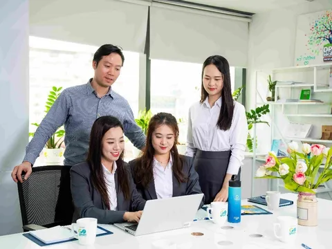 OPES lọt top 5 nơi làm việc tốt nhất Việt Nam 2025 ngành bảo hiểm do Anphabe công bố