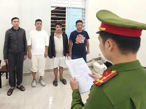 Khởi tố 4 đối tượng khống chế, bắt giữ trái phép con bạc