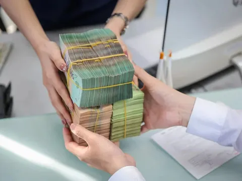 Ngân hàng ồ ạt tăng, lãi suất huy động thiết lập 'mặt bằng' mới