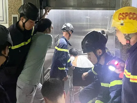 3 bệnh nhân và nhân viên y tế ở Đà Nẵng mắc kẹt trong thang máy giữa khuya
