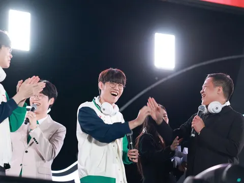 Năng lượng bùng nổ: 6 tiếng khán giả hò reo không ngớt trong buổi fan meeting của T1 tại Hà Nội