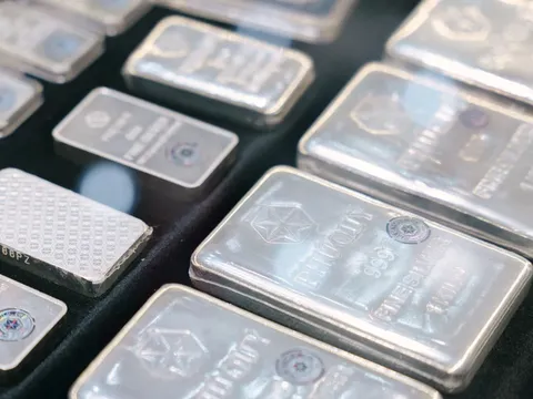 Giá bạc lao dốc, 'bốc hơi' hơn 7 triệu đồng sau một đêm