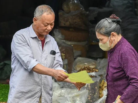 Hộ kinh doanh tự ghi chép sổ sách hoặc giao bố mẹ, vợ chồng làm kế toán