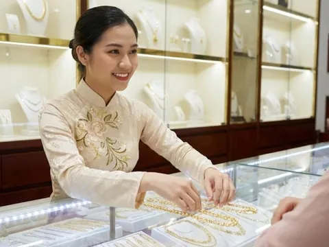 Nóng: Vàng lập đỉnh lịch sử mới, vượt mốc 5.000 USD