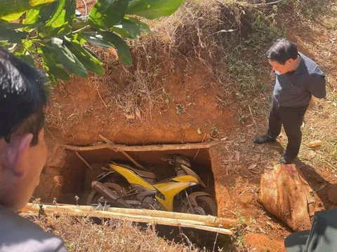 Truy tìm manh mối các đối tượng cướp ngân hàng từ hố đất nghi chôn giấu xe máy