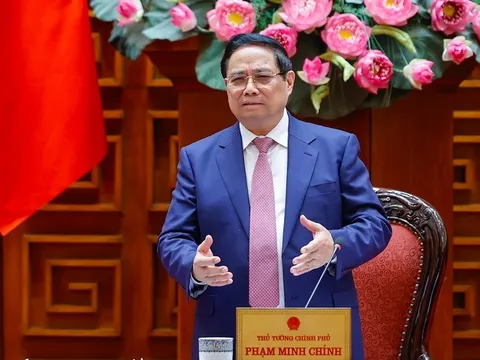 Thủ tướng: Dứt khoát không để thiếu xăng dầu trong mọi trường hợp; xem xét bố trí ngân sách để hỗ trợ bình ổn giá