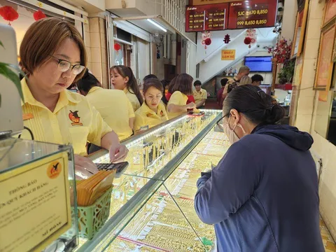 Sáng 21/3, giá vàng miếng SJC rớt thêm 5 triệu đồng/lượng khi vừa mở cửa