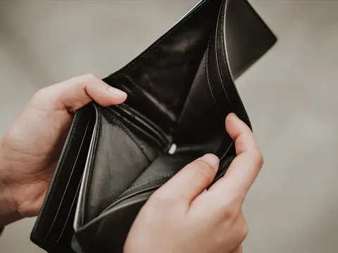 Những thói quen này sẽ tiện tay âm thầm bào mòn ví tiền của bạn, cần biết để tránh.