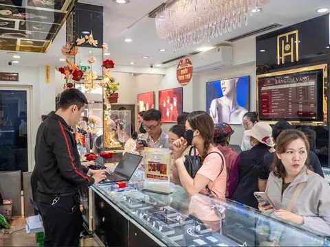 Giá vàng hôm nay 25/4: Đồng loạt giảm mạnh