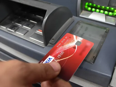 Vay thẻ tín dụng, nợ ‘đội’ từ 11 triệu lên 188 triệu đồng