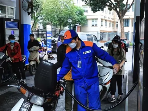 Giá xăng E10 giảm sâu, lần đầu xuống dưới 21.000 đồng/lít