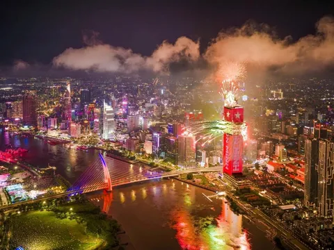 Saigon Marina IFC thắp sáng bầu trời đêm 2/7: Tự hào tỏa sáng cùng thành phố, tôn vinh nửa thế kỷ mang tên Bác