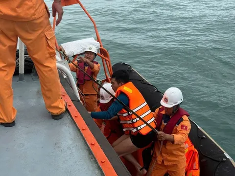 Cứu sống 2 người trong nhóm du khách gặp nạn khi tham quan Mũi Nghê, Đà Nẵng