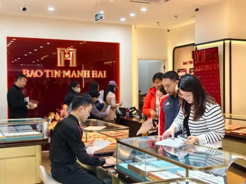Giá vàng hôm nay 13/8: Thế giới phá đỉnh, trong nước chờ đột biến