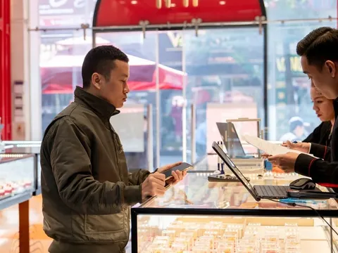 Giá vàng hôm nay 18/8: Tăng mạnh, thu hẹp khoảng cách với giá vàng thế giới
