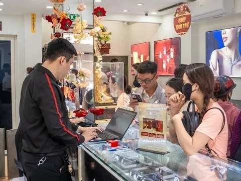 Giá vàng hôm nay 4/9: Đồng loạt tăng nóng