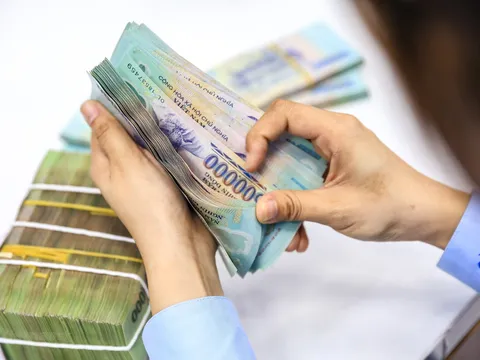 Tăng trưởng tín dụng vượt 10%, nhiều ngân hàng 'cạn room'