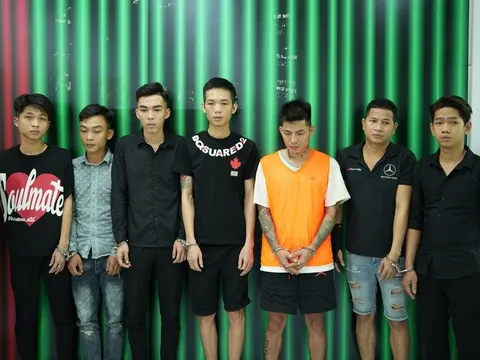 Giữ khẩn cấp 7 người trong vụ ô tô tông vào đám đông trước quán ăn ở TPHCM