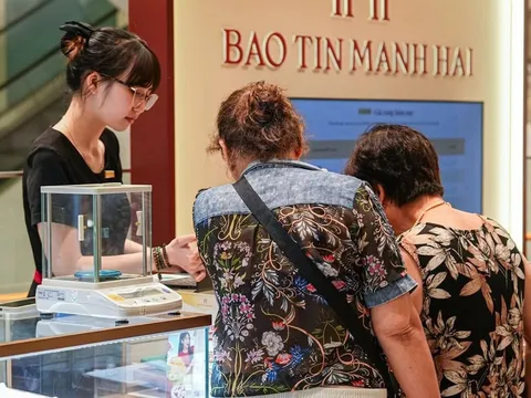 Giá vàng hôm nay 8/10: Thế giới căng thẳng, giá vàng đối mặt triển vọng xấu