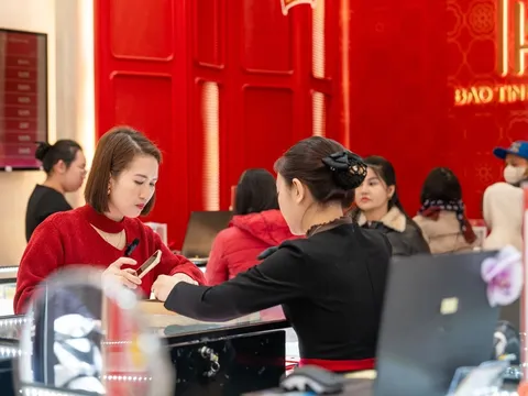 Giá vàng hôm nay 20/10: Giảm sâu trước loạt áp lực bủa vây