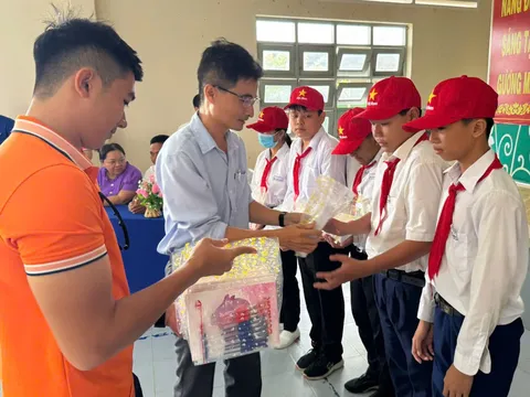 Đồng Tháp: Nhóm giáo viên thiện nguyện thắp sáng ước mơ cho học sinh khó khăn