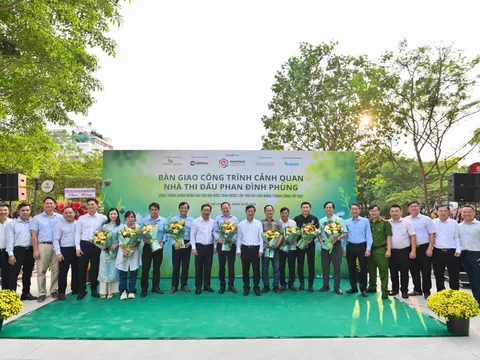 Người dân phường Xuân Hòa (TP Hồ Chí Minh) vui mừng với không gian cảnh quan đón tết được bàn giao trước hạn