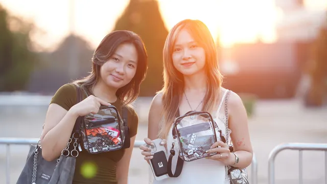 Hàng chục nghìn người hâm mộ “đốt nóng” không khí tại SVĐ Mỹ Đình trong hai ngày đổi vòng tay check-in