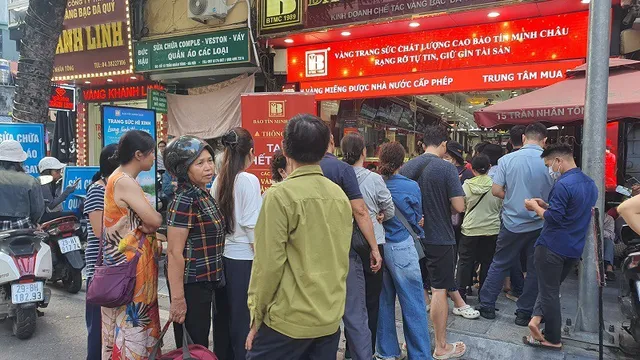 Giá vàng ngày 17/10 trên thị trường chợ đen “vọt lên” 180 triệu đồng/lượng, chuyên gia dự báo gì trong thời gian tới?