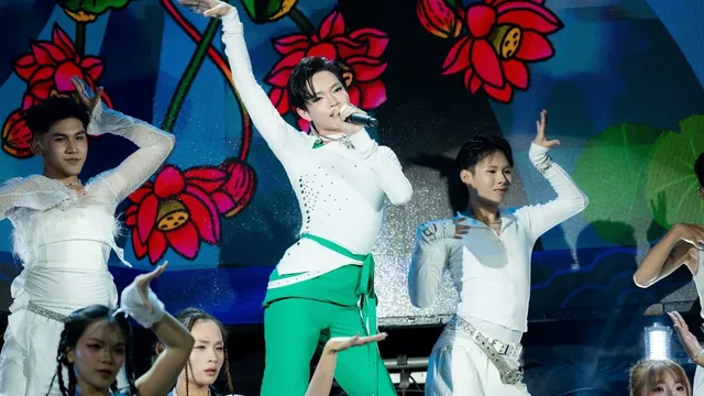 Hàng nghìn bạn trẻ “cháy” hết mình trong không gian âm nhạc bùng nổ “VPBank Live the Vibe - Move Together”